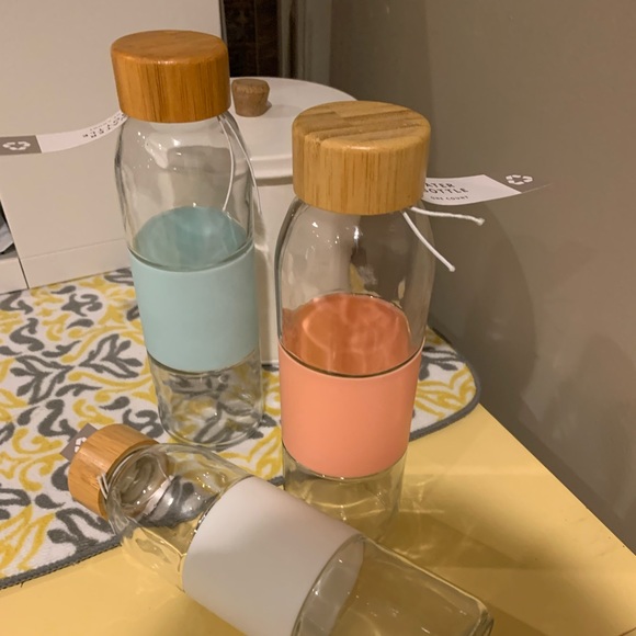 ALL THREE BRAND NEW 16 OZ GLASS WATER 💦 BOTTLES WITH COLOR GRIP INCLUDED - Picture 3 of 4